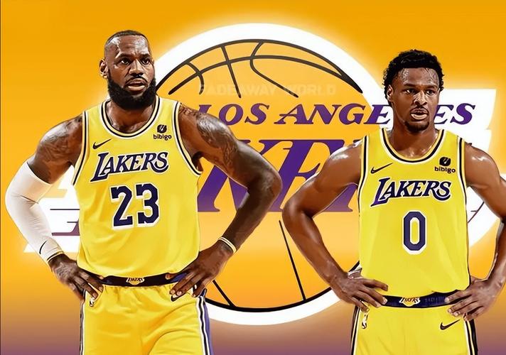 悼念若塔，红军名宿汤普森与毕包主席赛前在KOP看台前献花圈（赛前悼念若塔：红军名宿汤普森携毕包主席在KOP看台前敬献花圈）