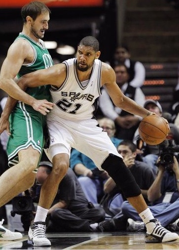 关键三分收比赛！吴前出战35分钟 三分6中3拿到13分3板8助2断（吴前35分钟献关键三分锁定胜局：三分6中3，13分3板8助2断）